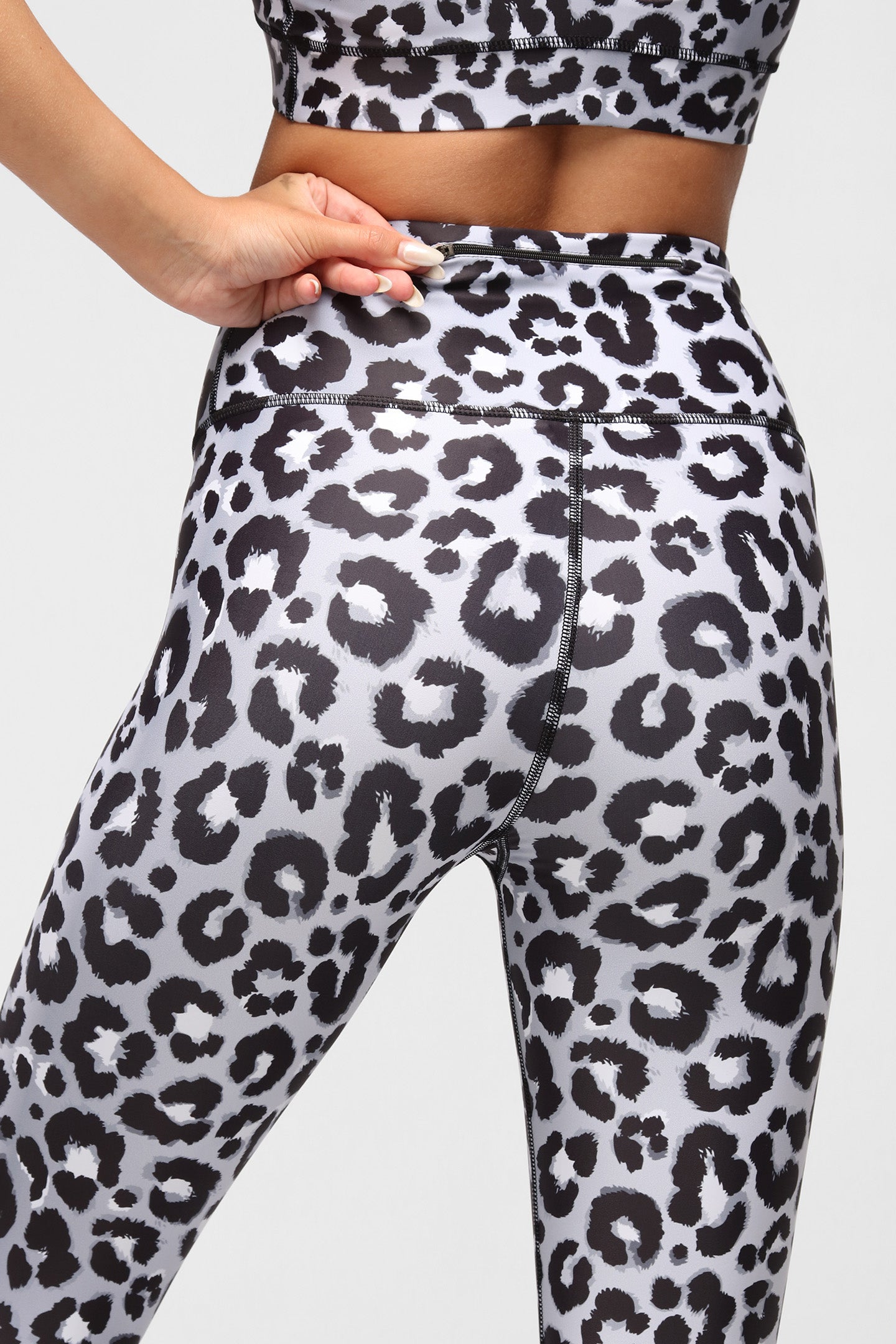 Quest New Womens Small Leggings Animal Print Cheetah Gray Black